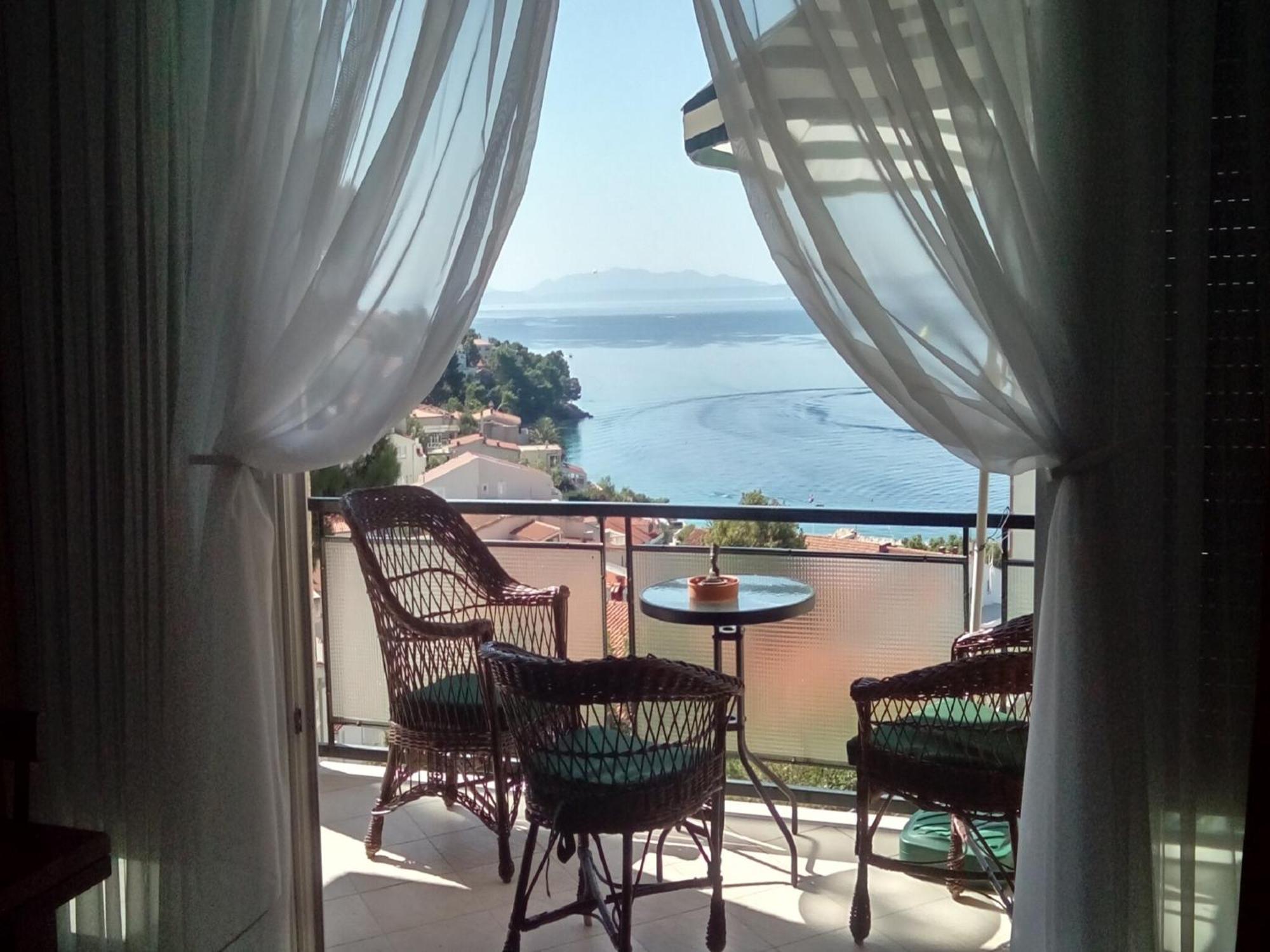 Cozy Apartment With A Balcony And A Sea View Brela Eksteriør billede